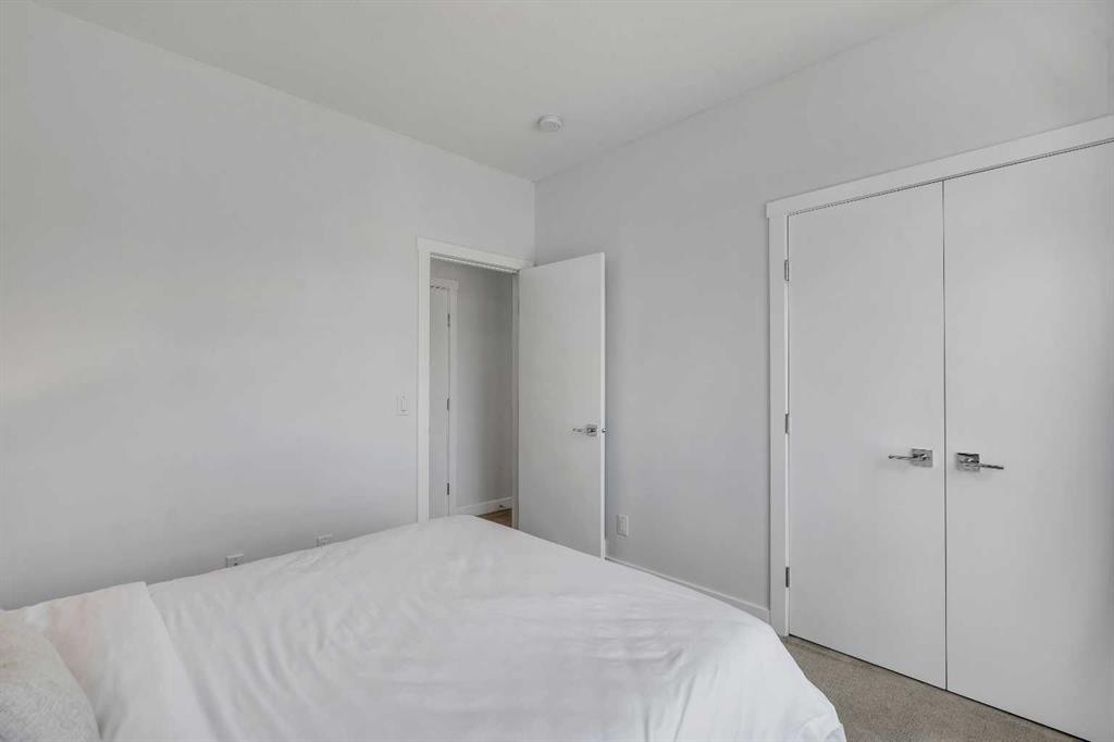 947 31 Avenue Nw, Calgary, AB - Indoor Photo Showing Bedroom