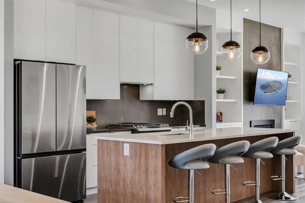 947 31 Avenue Nw, Calgary, AB - Indoor Photo Showing Kitchen With Upgraded Kitchen