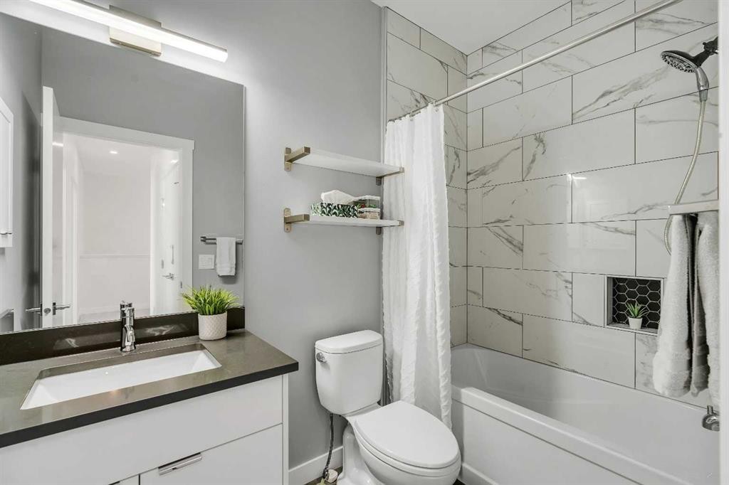 947 31 Avenue Nw, Calgary, AB - Indoor Photo Showing Bathroom