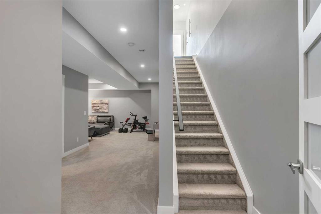 947 31 Avenue Nw, Calgary, AB - Indoor Photo Showing Other Room