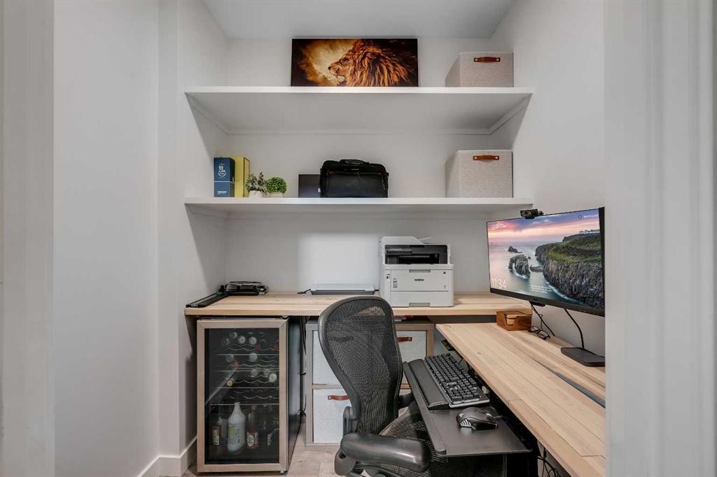 947 31 Avenue Nw, Calgary, AB - Indoor Photo Showing Other Room