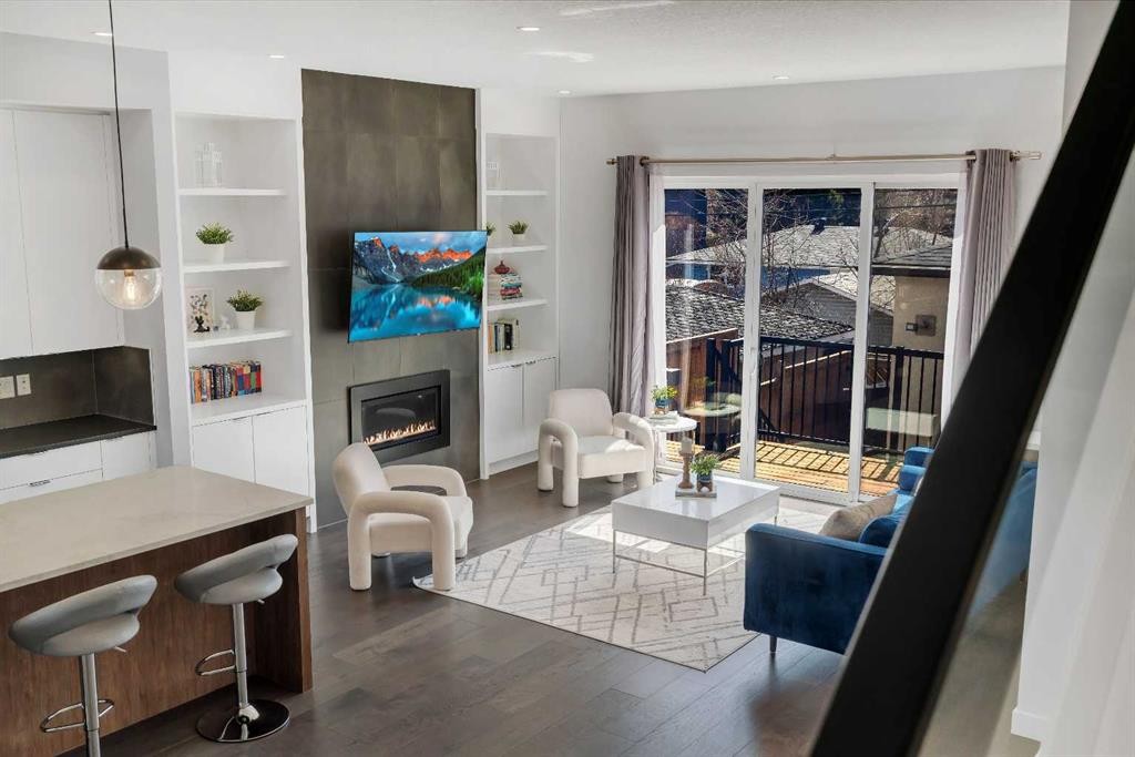 947 31 Avenue Nw, Calgary, AB - Indoor Photo Showing Living Room With Fireplace