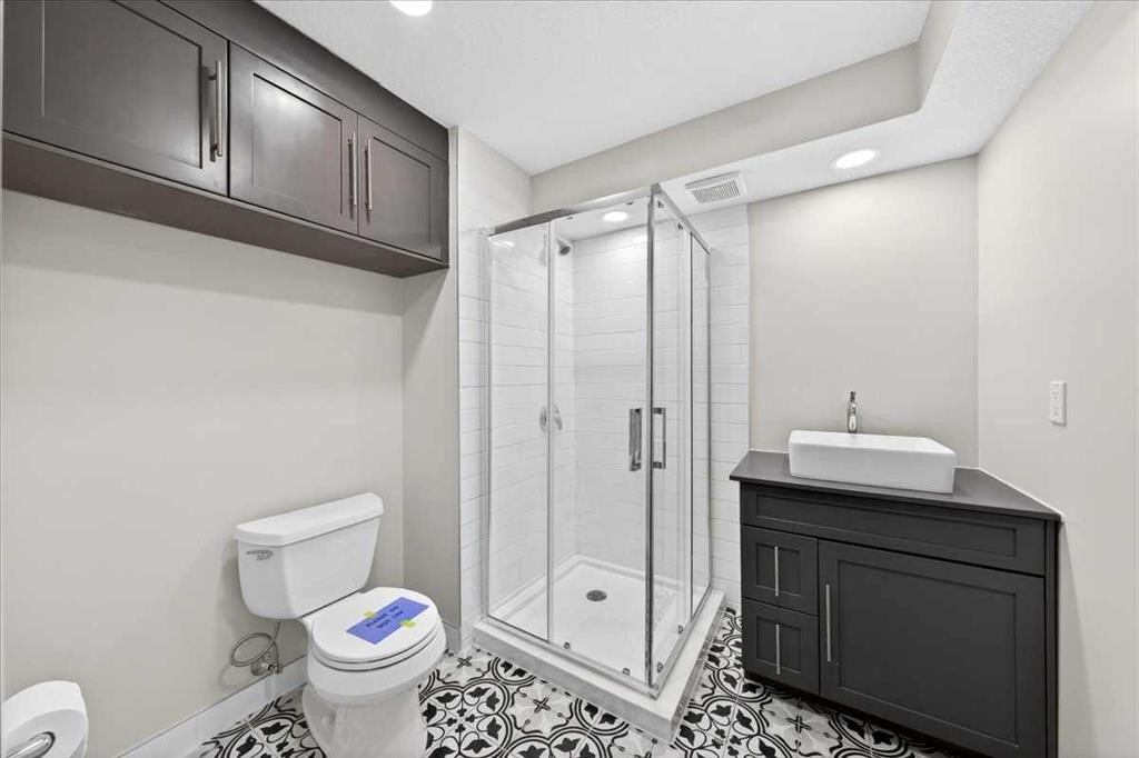 20 Nolancrest Green Nw, Calgary, AB - Indoor Photo Showing Bathroom