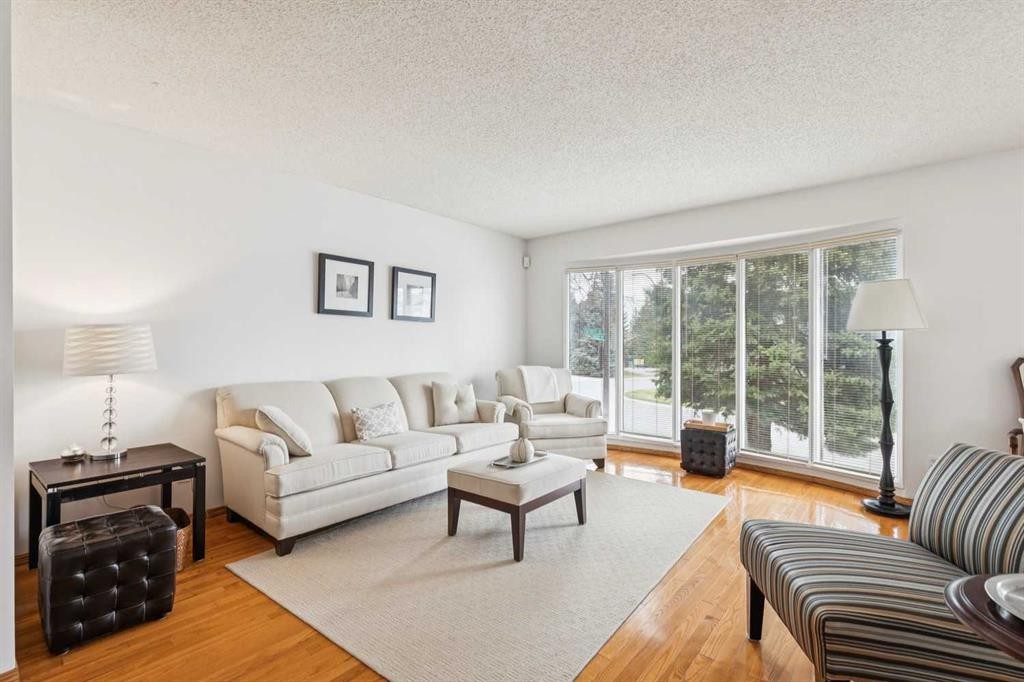 87 Edforth Road Nw, Calgary, AB - Indoor Photo Showing Living Room
