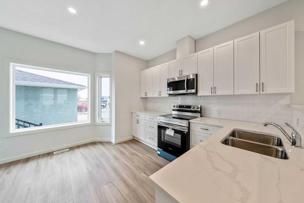 401 Strathcona Circle, Strathmore, AB - Indoor Photo Showing Kitchen With Double Sink