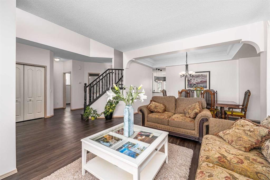 648 Scimitar Bay Nw, Calgary, AB - Indoor Photo Showing Living Room