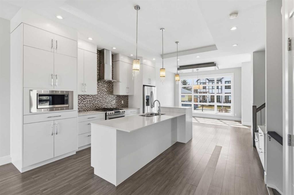 2052 46 Avenue Sw, Calgary, AB - Indoor Photo Showing Kitchen With Double Sink With Upgraded Kitchen