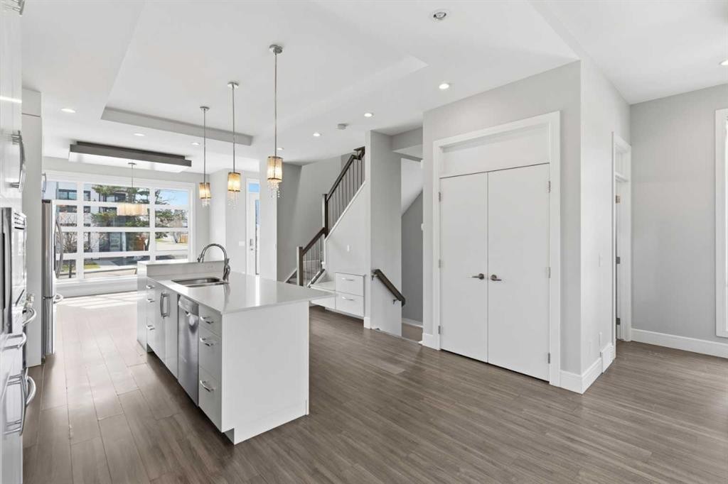 2052 46 Avenue Sw, Calgary, AB - Indoor Photo Showing Kitchen With Upgraded Kitchen