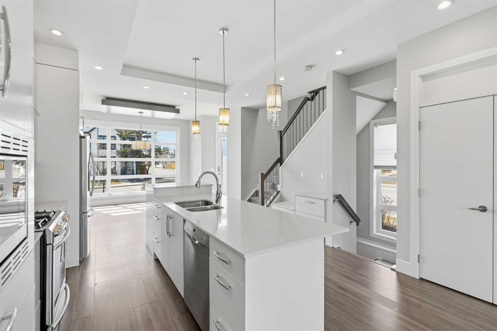 2052 46 Avenue Sw, Calgary, AB - Indoor Photo Showing Kitchen With Double Sink With Upgraded Kitchen
