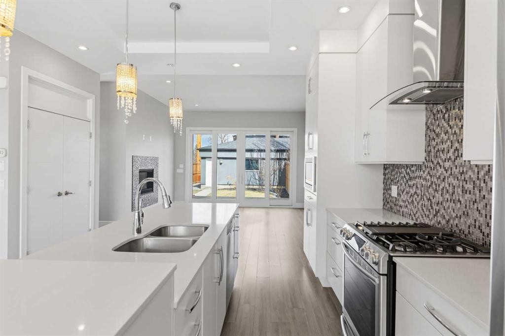2052 46 Avenue Sw, Calgary, AB - Indoor Photo Showing Kitchen With Double Sink With Upgraded Kitchen