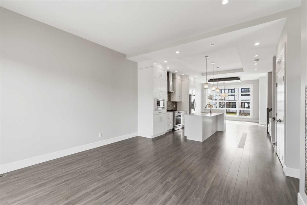 2052 46 Avenue Sw, Calgary, AB - Indoor