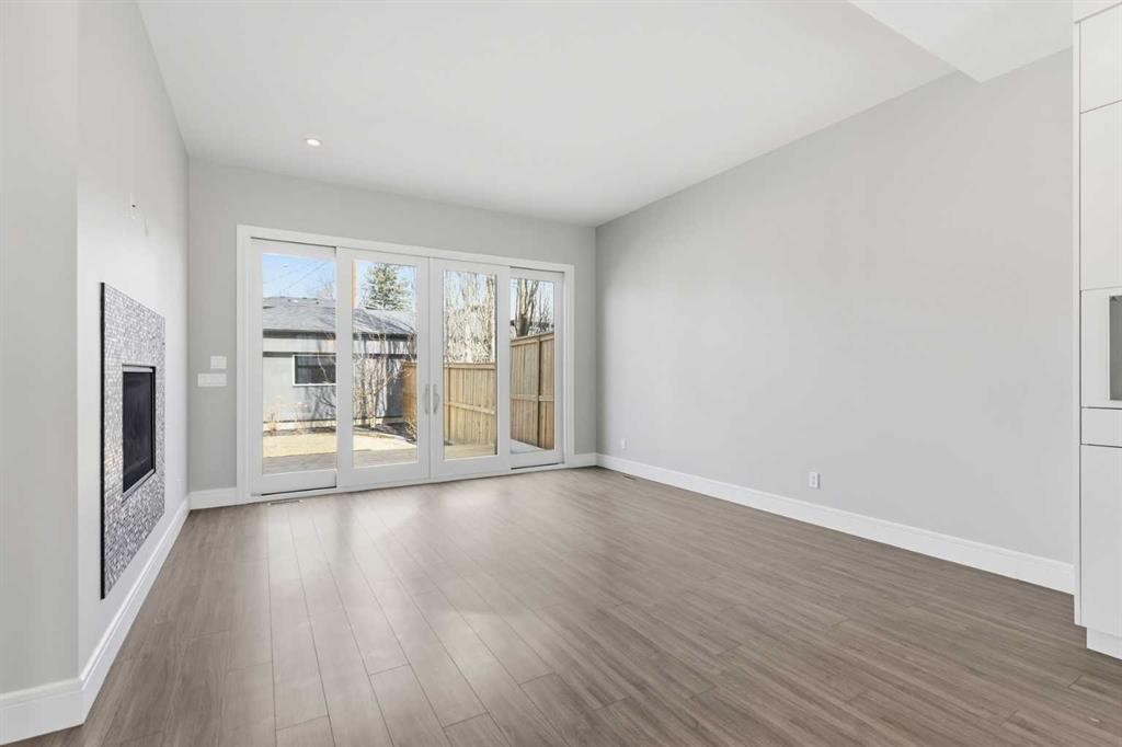 2052 46 Avenue Sw, Calgary, AB - Indoor