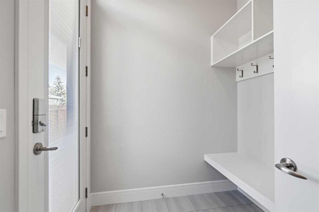 2052 46 Avenue Sw, Calgary, AB - Indoor