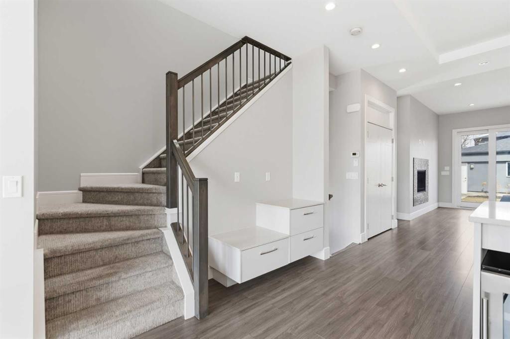 2052 46 Avenue Sw, Calgary, AB - Indoor Photo Showing Other Room