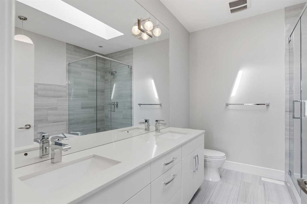 2052 46 Avenue Sw, Calgary, AB - Indoor Photo Showing Bathroom