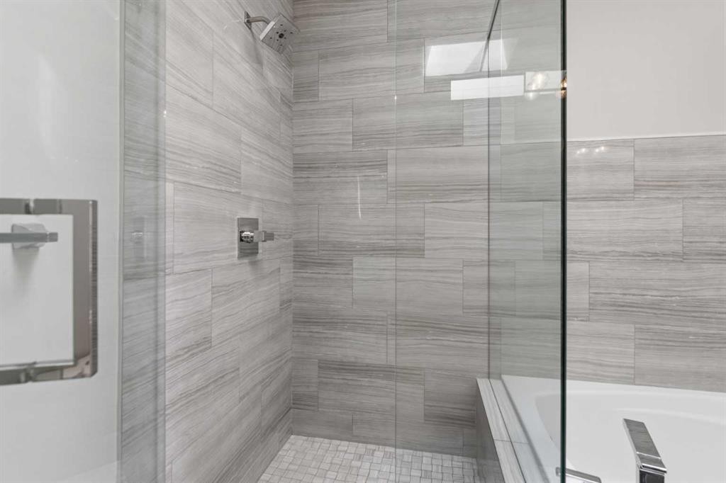 2052 46 Avenue Sw, Calgary, AB - Indoor Photo Showing Bathroom