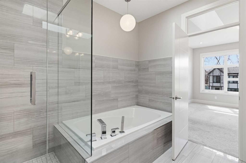 2052 46 Avenue Sw, Calgary, AB - Indoor Photo Showing Bathroom