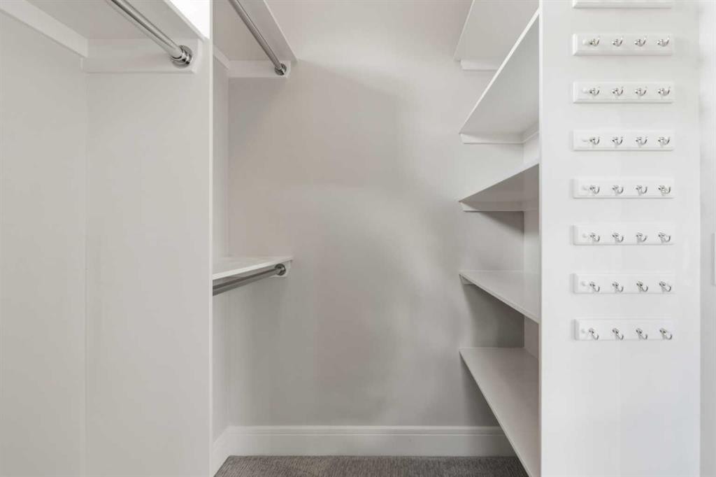 2052 46 Avenue Sw, Calgary, AB - Indoor With Storage
