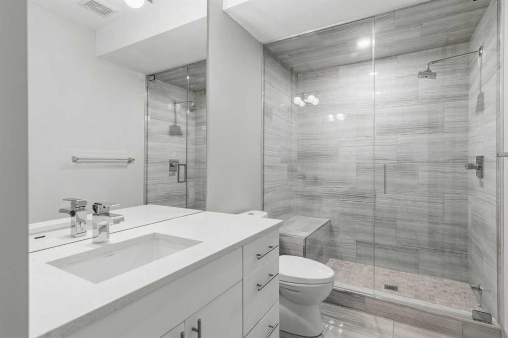2052 46 Avenue Sw, Calgary, AB - Indoor Photo Showing Bathroom
