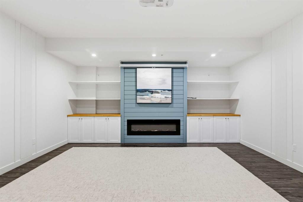 2052 46 Avenue Sw, Calgary, AB - Indoor With Fireplace