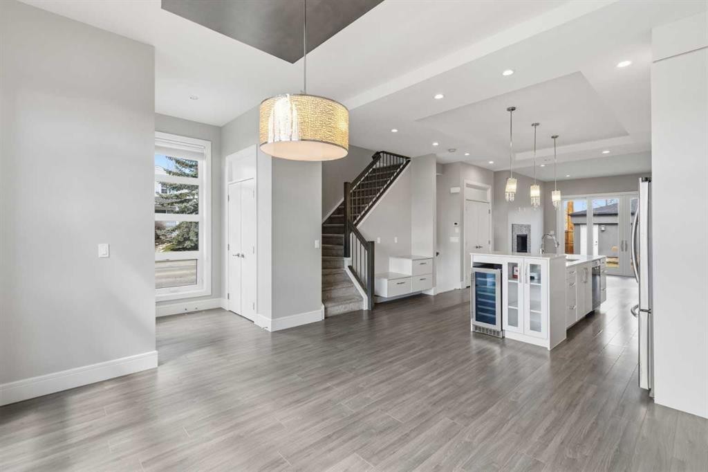 2052 46 Avenue Sw, Calgary, AB - Indoor