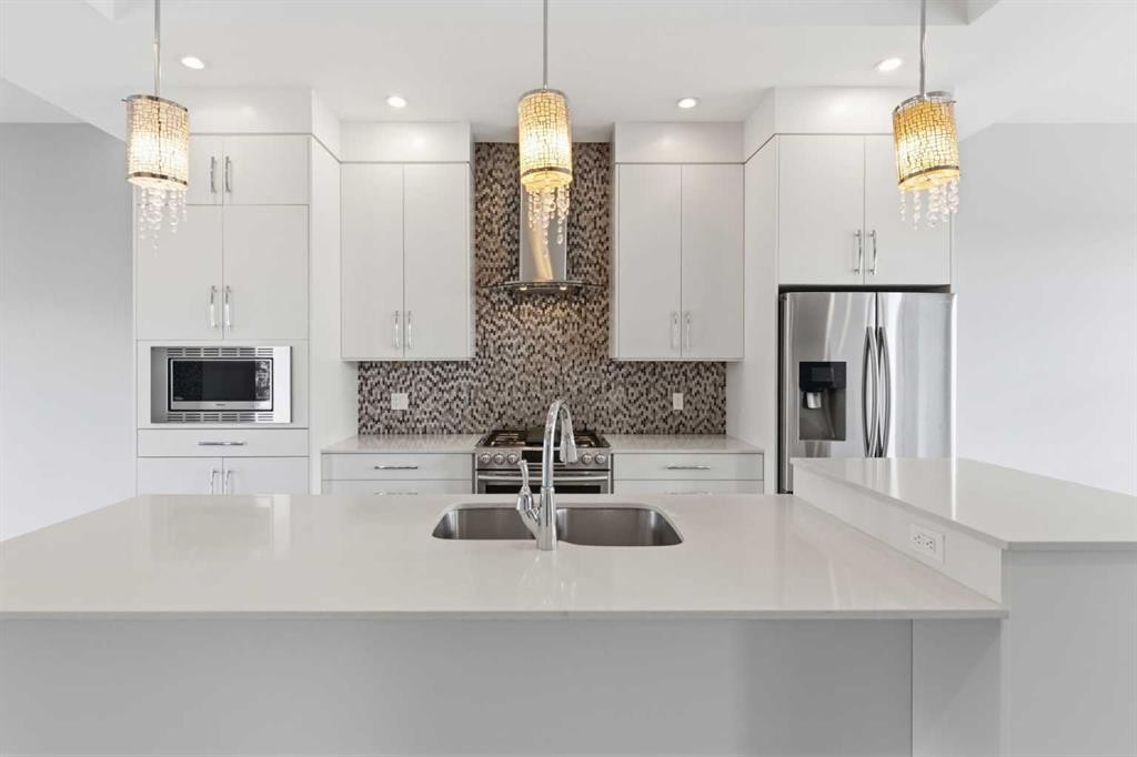 2052 46 Avenue Sw, Calgary, AB - Indoor Photo Showing Kitchen With Upgraded Kitchen