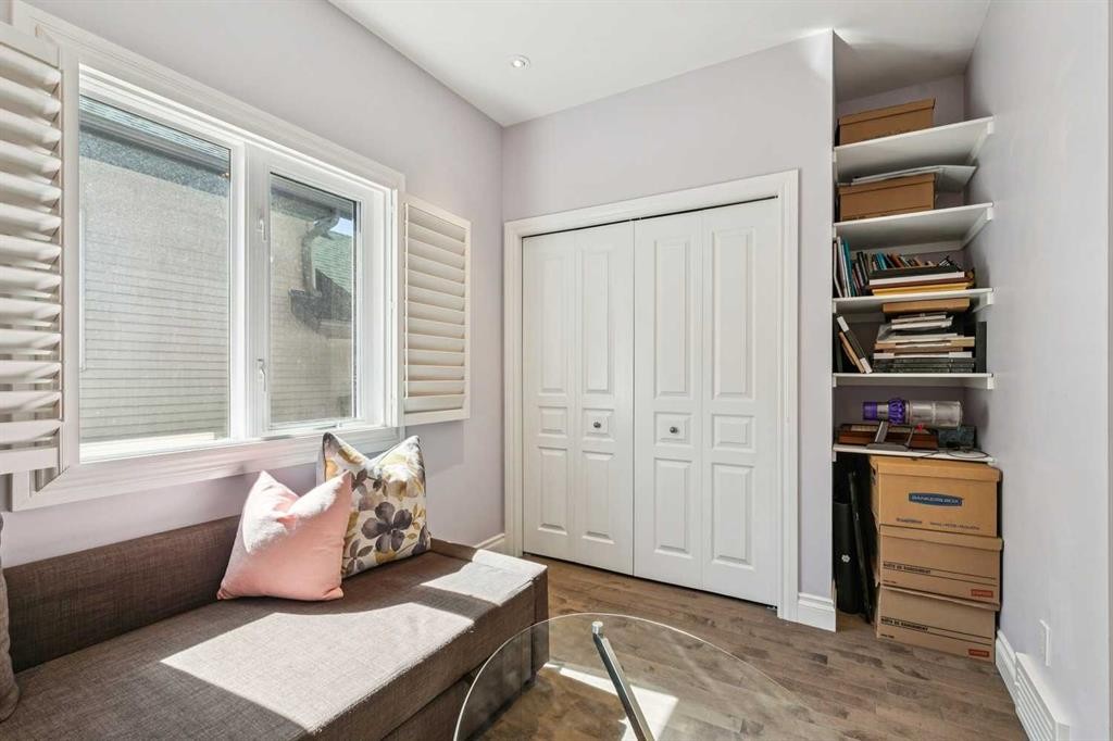 367 Discovery Place Sw, Calgary, AB - Indoor Photo Showing Living Room