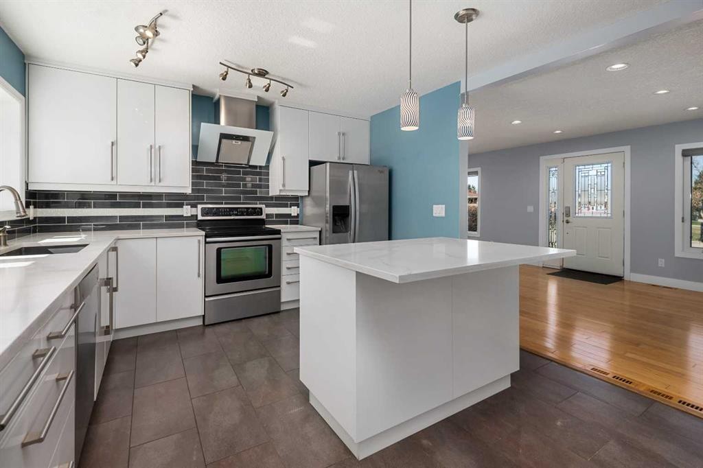 803 94 Avenue Sw, Calgary, AB - Indoor Photo Showing Kitchen With Double Sink With Upgraded Kitchen