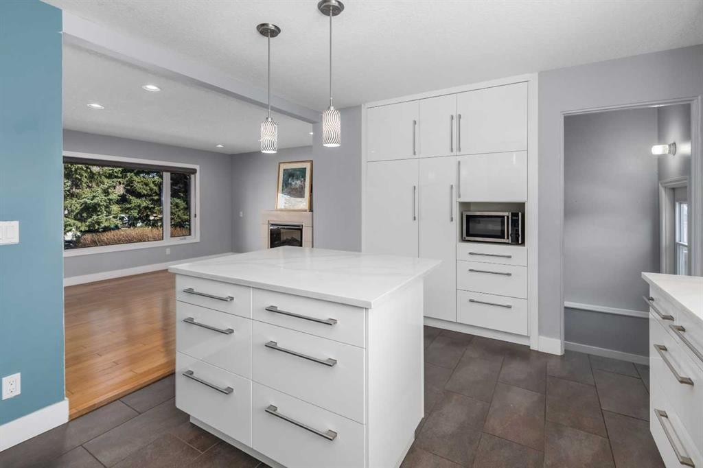 803 94 Avenue Sw, Calgary, AB - Indoor Photo Showing Kitchen