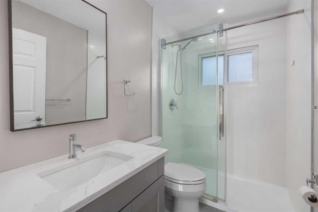 803 94 Avenue Sw, Calgary, AB - Indoor Photo Showing Bathroom