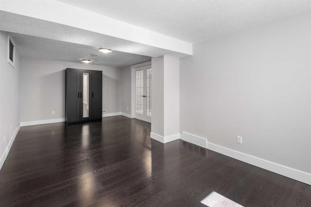 803 94 Avenue Sw, Calgary, AB - Indoor Photo Showing Other Room