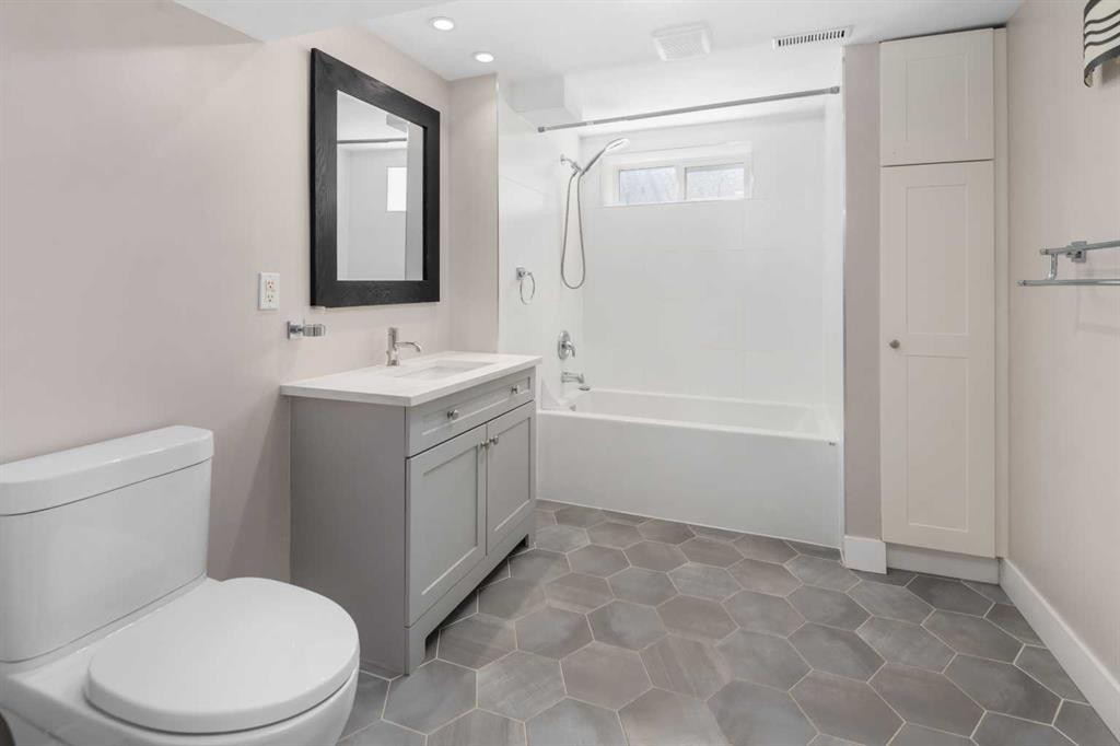 803 94 Avenue Sw, Calgary, AB - Indoor Photo Showing Bathroom