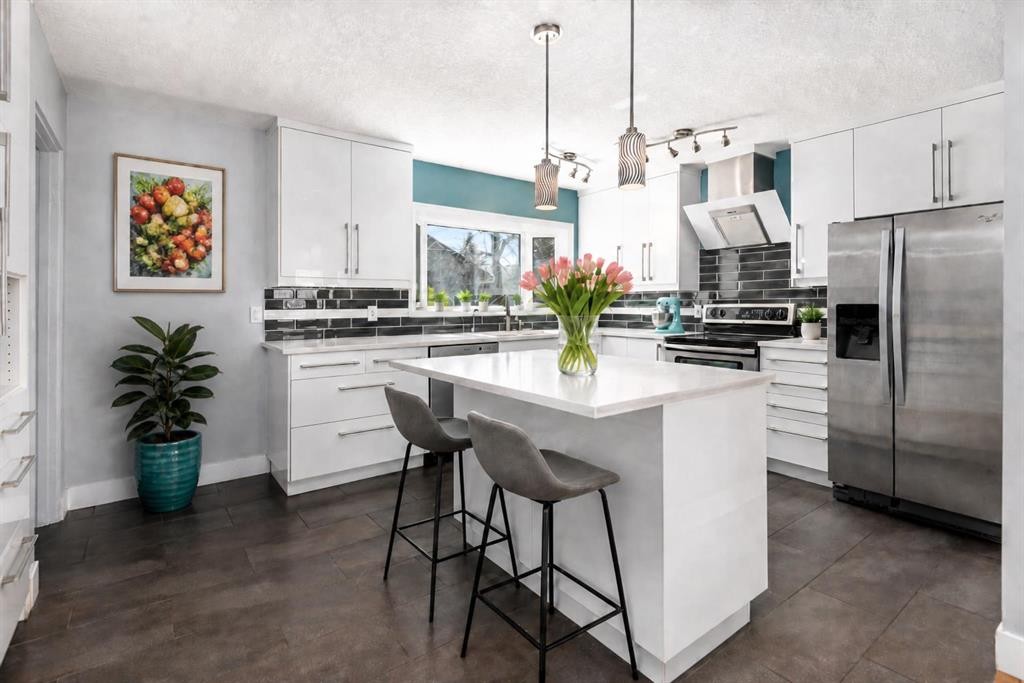 803 94 Avenue Sw, Calgary, AB - Indoor Photo Showing Kitchen With Stainless Steel Kitchen With Upgraded Kitchen