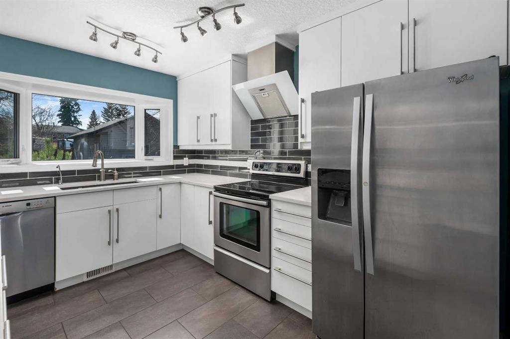 803 94 Avenue Sw, Calgary, AB - Indoor Photo Showing Kitchen With Stainless Steel Kitchen With Upgraded Kitchen