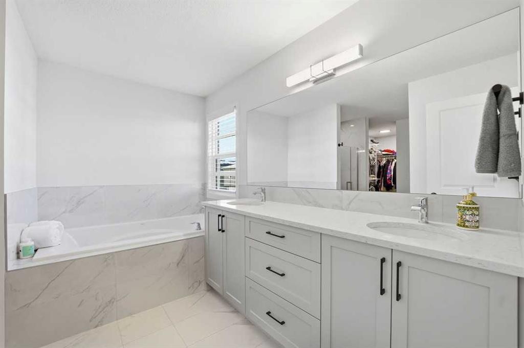 102 Setonstone Manor Se, Calgary, AB - Indoor Photo Showing Bathroom