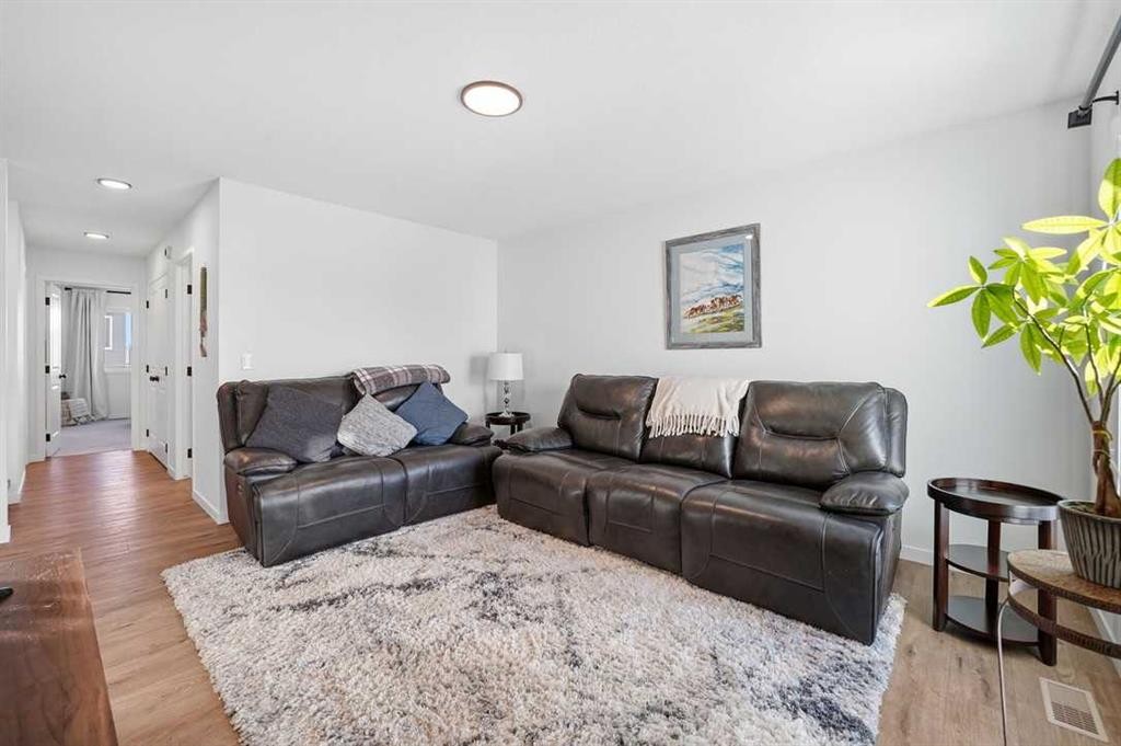 102 Setonstone Manor Se, Calgary, AB - Indoor Photo Showing Living Room