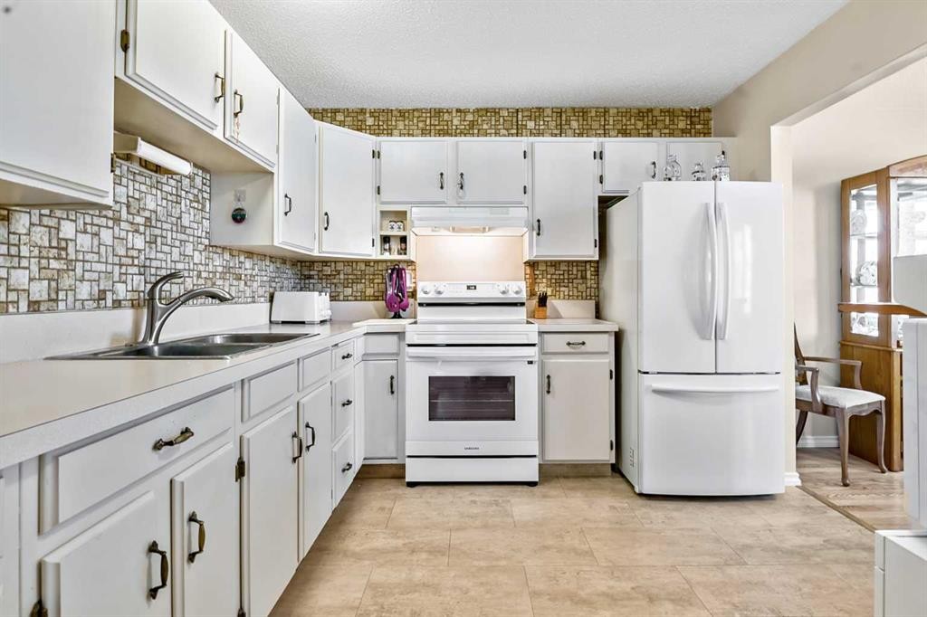 323 Woodvale Crescent Sw, Calgary, AB - Indoor Photo Showing Kitchen With Double Sink