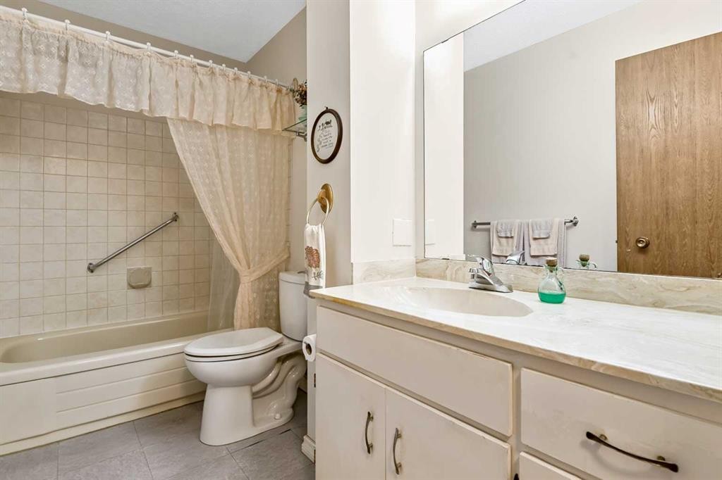 323 Woodvale Crescent Sw, Calgary, AB - Indoor Photo Showing Bathroom