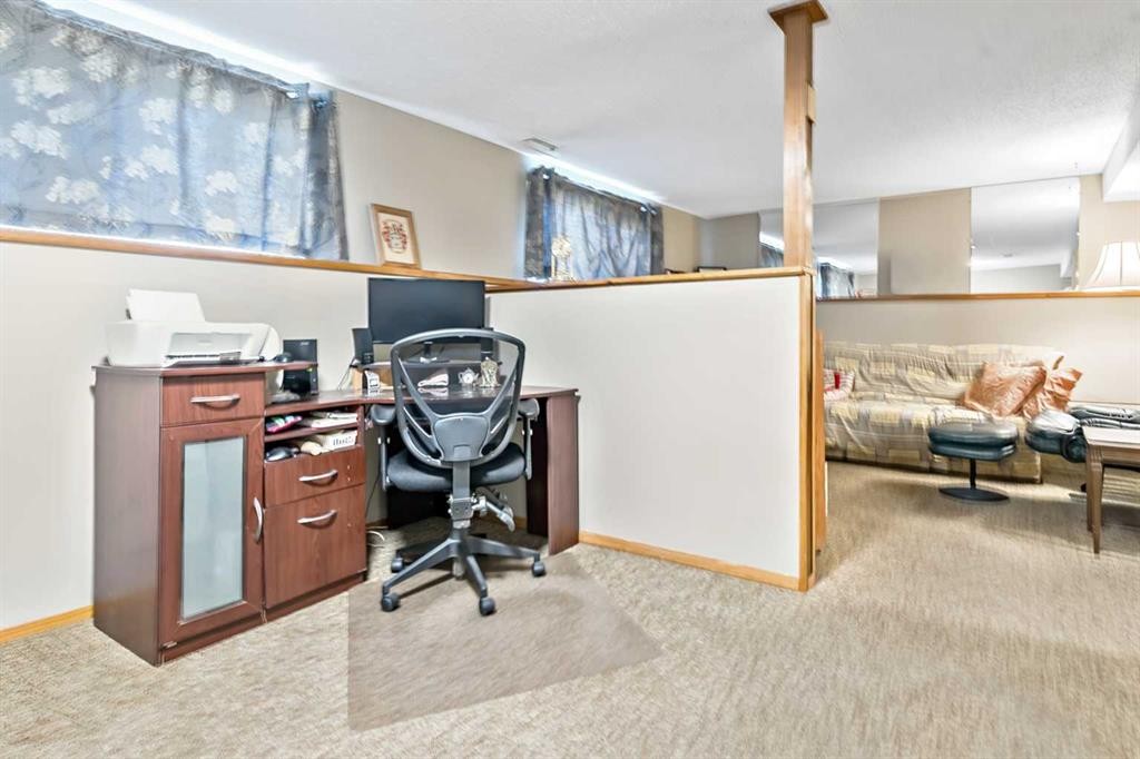 323 Woodvale Crescent Sw, Calgary, AB - Indoor Photo Showing Office