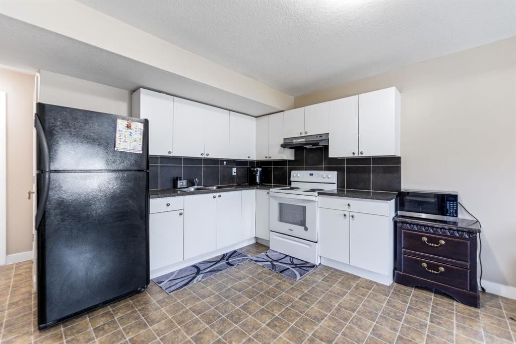 130 Brightonwoods Grove Se, Calgary, AB - Indoor Photo Showing Kitchen