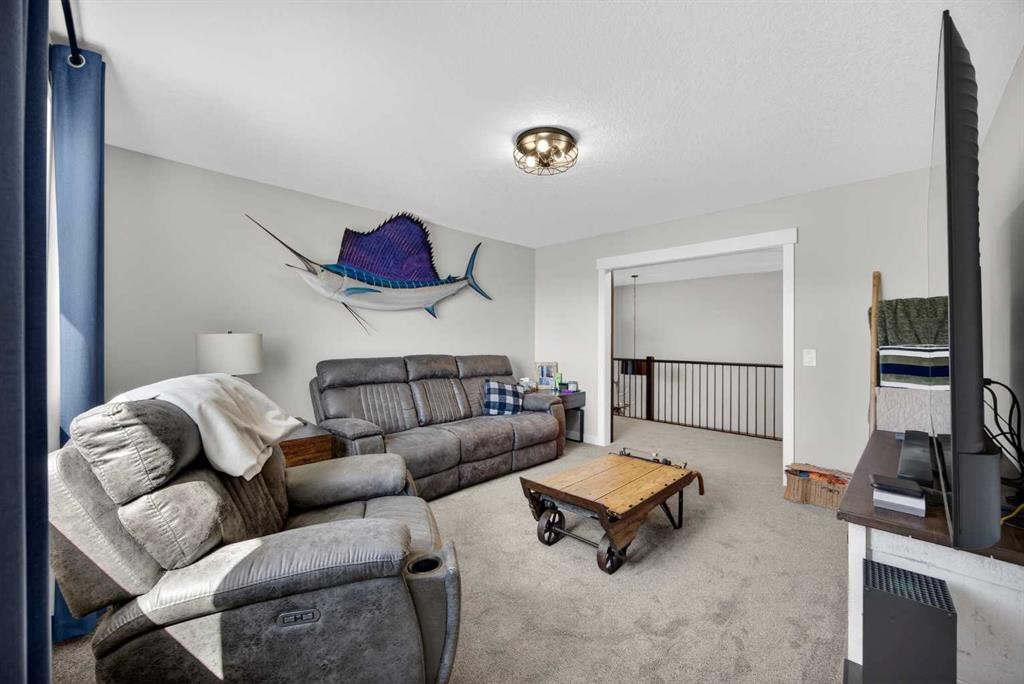 10 Bishop Circle, Carstairs, AB - Indoor Photo Showing Living Room