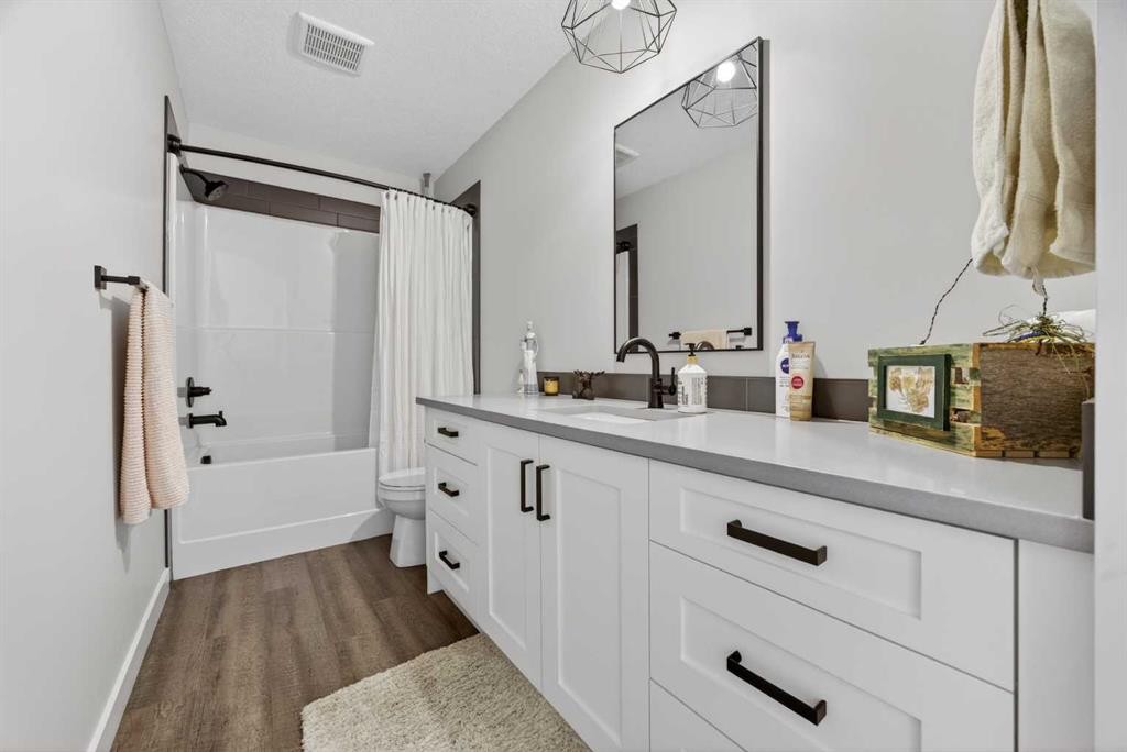 10 Bishop Circle, Carstairs, AB - Indoor Photo Showing Bathroom