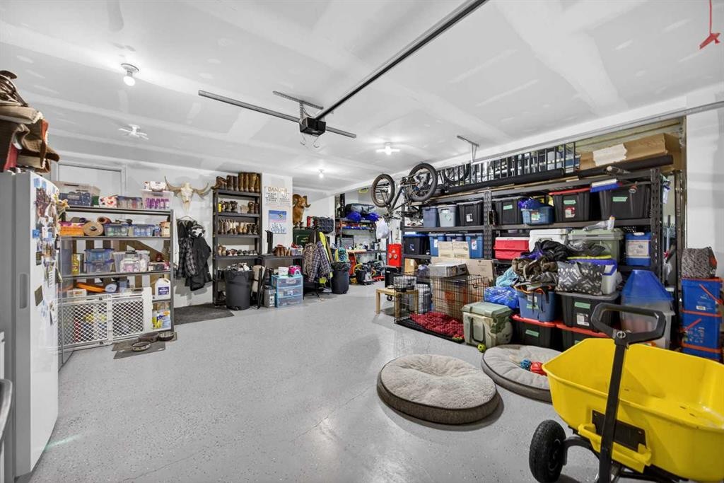 10 Bishop Circle, Carstairs, AB - Indoor Photo Showing Garage