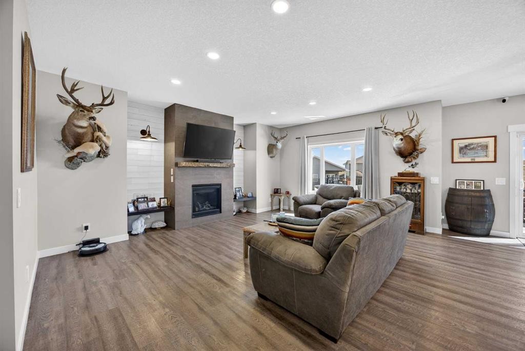10 Bishop Circle, Carstairs, AB - Indoor Photo Showing Living Room With Fireplace