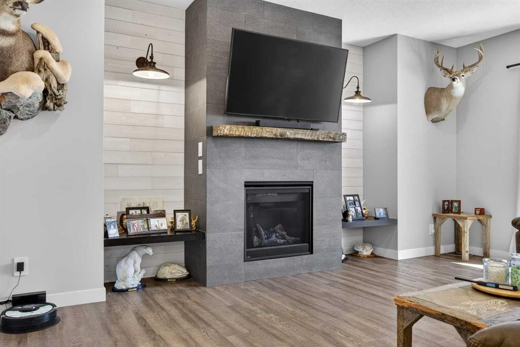 10 Bishop Circle, Carstairs, AB - Indoor Photo Showing Living Room With Fireplace