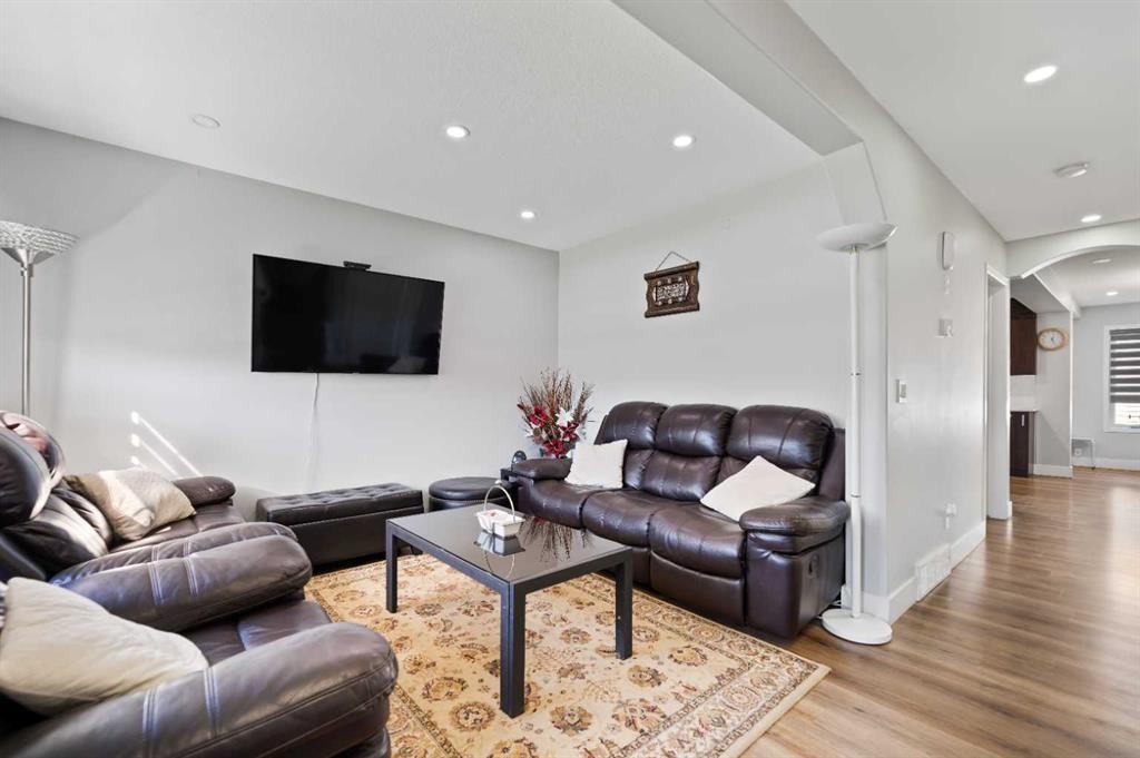 248 Taracove Road Ne, Calgary, AB - Indoor Photo Showing Living Room