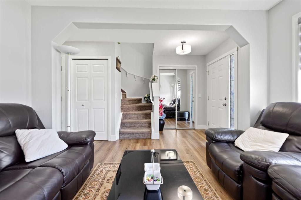 248 Taracove Road Ne, Calgary, AB - Indoor Photo Showing Living Room