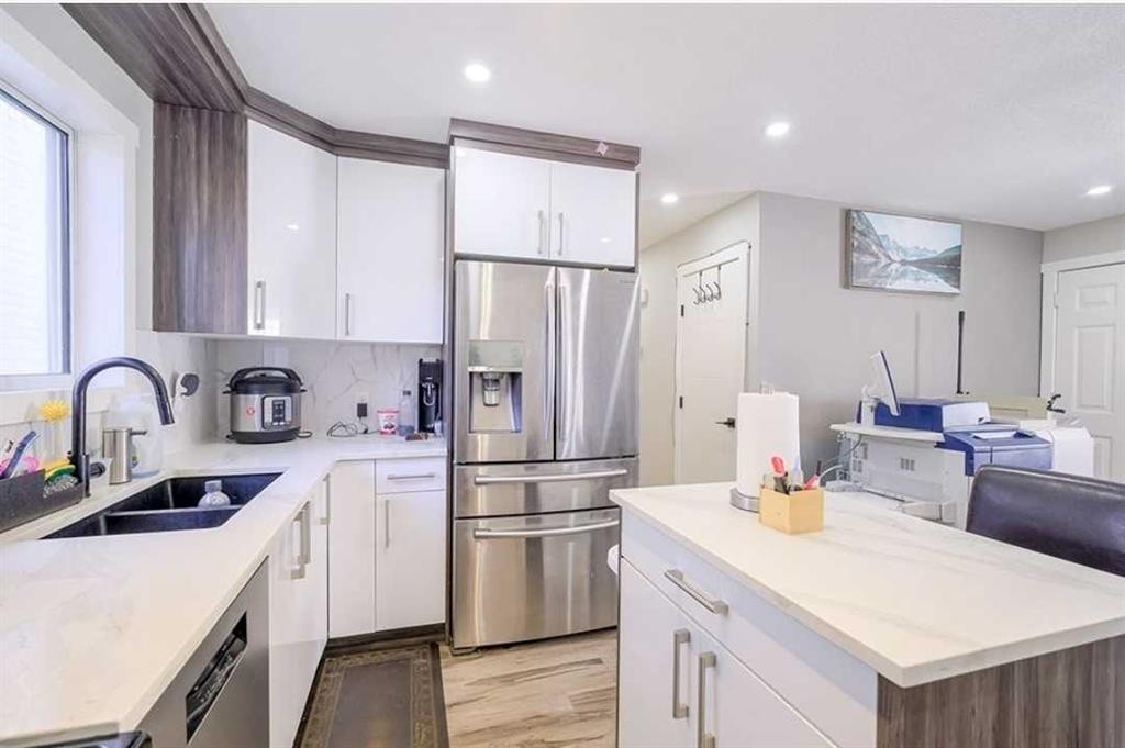6923 Laguna Way Ne, Calgary, AB - Indoor Photo Showing Kitchen With Double Sink With Upgraded Kitchen