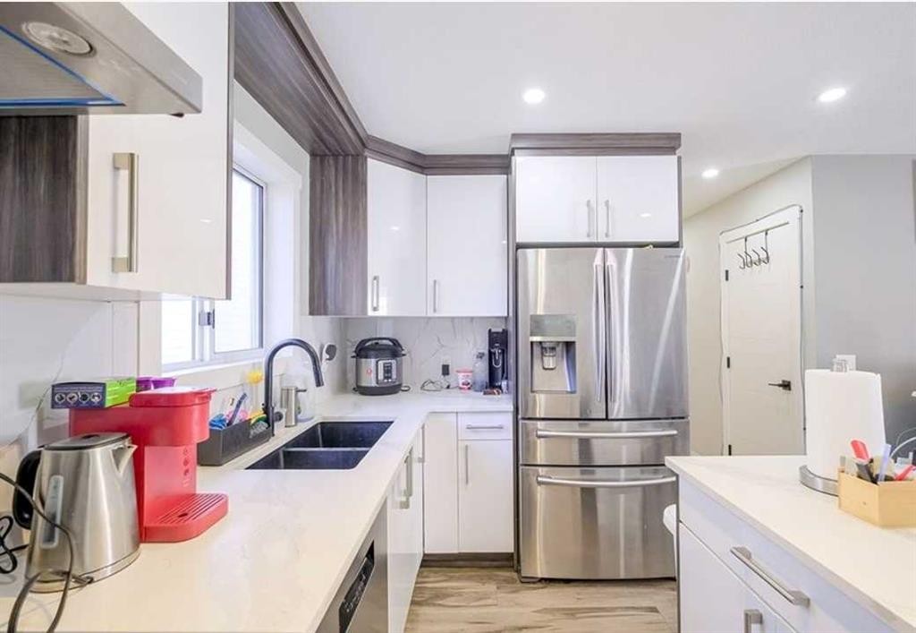 6923 Laguna Way Ne, Calgary, AB - Indoor Photo Showing Kitchen With Double Sink With Upgraded Kitchen