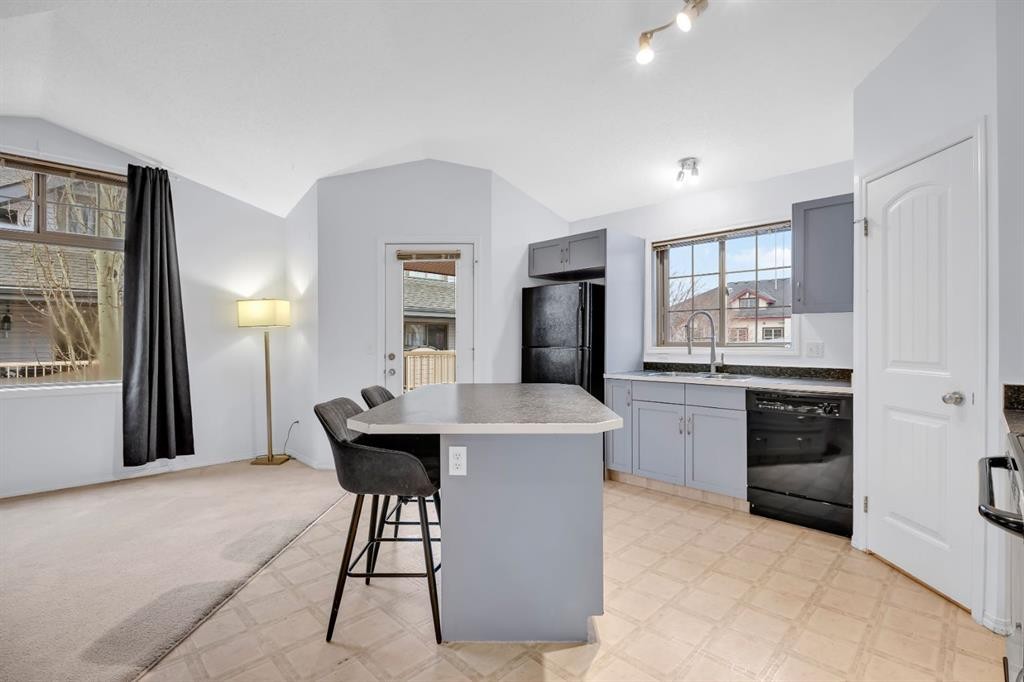 205-27 Everridge Square Sw, Calgary, AB - Indoor Photo Showing Other Room